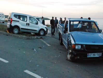 RIZE EĞITIM VE ARAŞTıRMA HASTANESI - Rize'de Trafik Kazası: 4 Yaralı