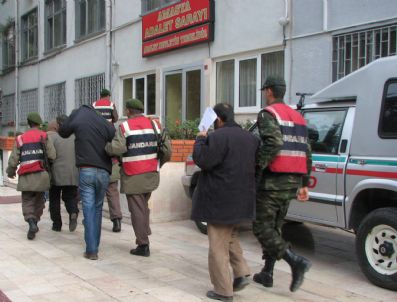 AKSALUR - Kaçak Kazı Yaparken Kazma Kürekle Yakalandılar