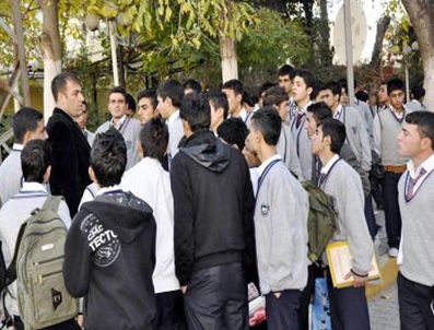 Okulda jöleli saç krizi!