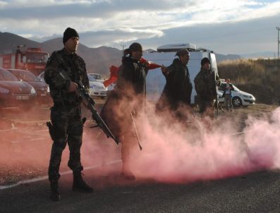 İBRAHIM ÇELIK - Özel Harekat Polislerinden Nefes Kesen Tatbikat