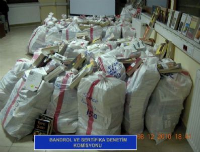 ORGANIZE İŞLER - Polis Binlerce Korsan Kitap Ve Cd Ele Geçirdi