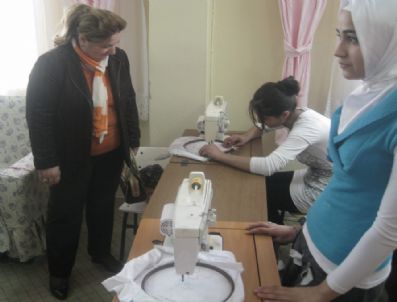Vali'nin Eşi Halk Eğitim Kurslarını Ziyaret Etti