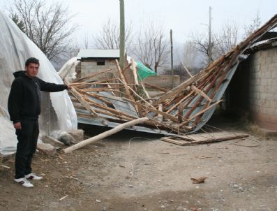 Fırtına Çatıyı 250 Metre Uçurdu