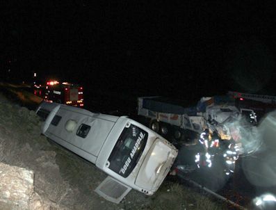 Yolcu otobüsü ile kamyon çarpıştı: 18 yaralı