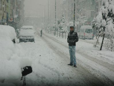 Hakkari'de Kepenkler Kapandı