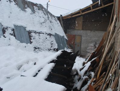 ÇAYıRBAŞı - Kar Yağışı İş Yerlerinin Çatısını Çökertti