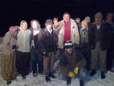 KOÇAŞ - 1 Metrelik Kar Engelini Aşıp Mahsur Kalan 17 Köylüyü Kurtardılar