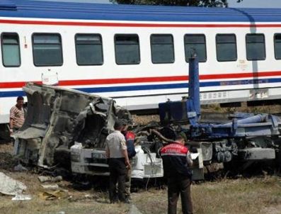 UMURLU - Tren otomobile çarptı: 4 ölü