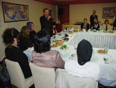 SOKAK ÇOCUKLARı - Başkan Öztürk Kadınları Unutmadı