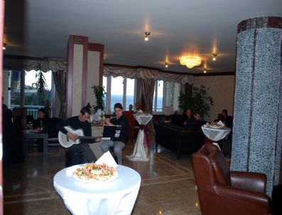 Dostları İçin Otel Yaptı