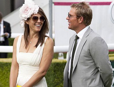 Elizabeth Hurley, milyoner kocasını aldattı