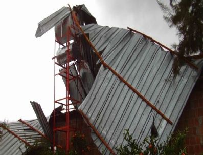 ABDULLAH DÖLEK - Hortum, Ziyanlı Köyü'nde Üç Evin Çatısını Uçurdu