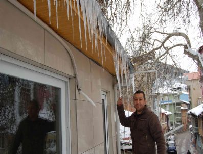 Simav'da Bir Metrelik Buz Sarkıtları