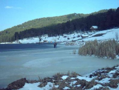 Simav'daki Krater Göl Buz Tuttu