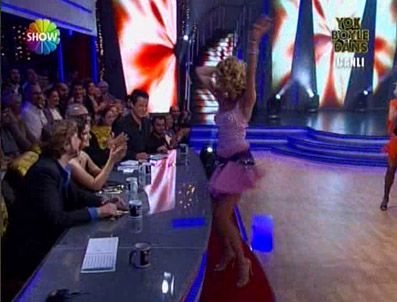 BURCU ESMERSOY - Burcu Esmersoy'dan çiftetelli