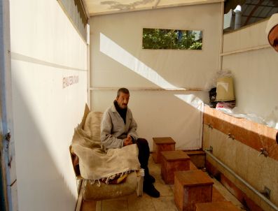 17 Yıldır Cami Avlusunda Yaşıyor