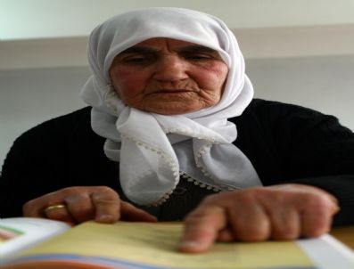 Bitlis'te Okuma Yazma Kursuna Giden 80 Yaşındaki Menşure Nine Sertifika Aldı