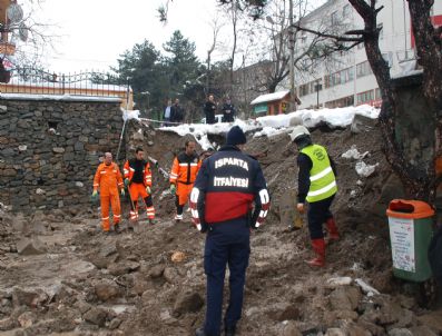 ALİ HAYDAR ÖNER - Isparta'da Okul Duvarı Yıkıldı
