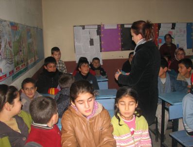 KÖY ÖĞRETMENI - Sel Felaketine Maruz Kalan Köylülere Ruhsal Destek