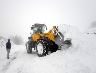 TURGUTALP - Spil'de Son Yılların En Yoğun Kar Yağışı Oldu
