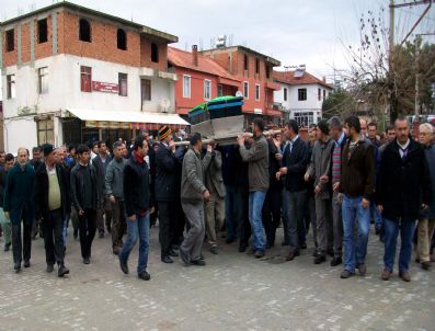 UMURLU - Tren Kazasında Yaşamını Yitiren Aktekin Memleketi Eşme'de Toprağa Verildi