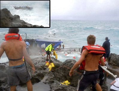 HINT OKYANUSU - Parçalanan teknede 50 kişi boğularak öldü
