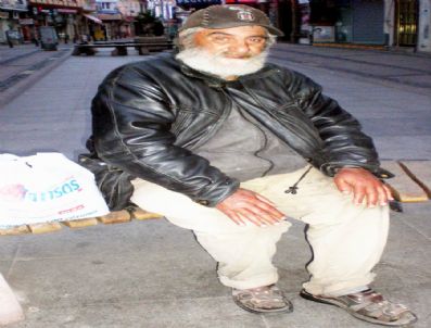 DARMADAĞıN - Kimsesiz Yaşlı Adam Yazlık Ayakkabılarıyla Sokaklarda Yatıyor