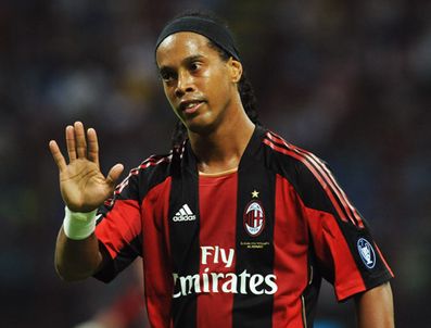 AC MILAN - Ronaldinho'nun Milan'da kalacağını açıklandı