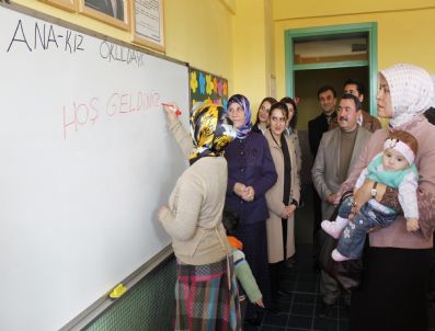 HÜSEYIN DEMIRBAŞ - Vali Eşi Sevim Karaloğlu Okuma-yazma Kurslarını Gezdi
