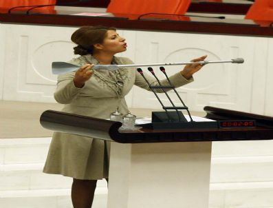 DEVLET PERSONEL BAŞKANLıĞı - Bdp'li Bayındır, Koltuk Değneğiyle Çıktığı Meclis Kürsüsünde Kürtçe Konuştu