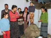 Eve düşen kayadan şans eseri kurtuldular