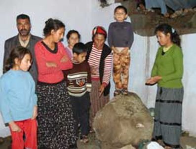 Eve düşen kayadan şans eseri kurtuldular