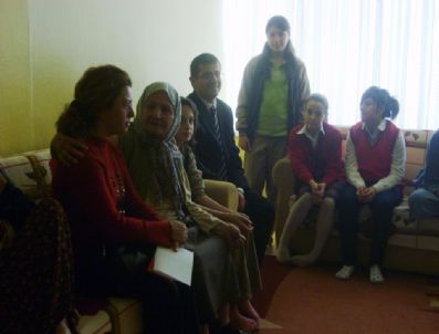 HUZUR EVI - İlköğretim Okulu Öğrencileri Yaşlıları Ziyaret Etti