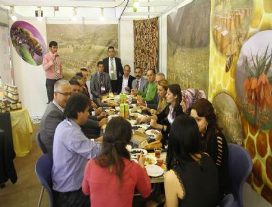 ÇOK GÜZEL HAREKETLER BUNLAR - Nehri Şemdinli Balı İstanbul Ve İzmir Fuarlarında