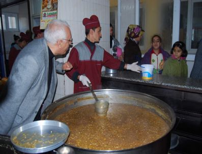 FIRAVUN - Uşşaki Vakfı Aşure Dağıttı