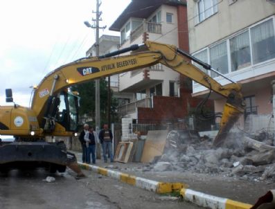 ALİ ÇETİNKAYA - Belediye Ekipleri Kaçak Binayı Yerle Bir Etti