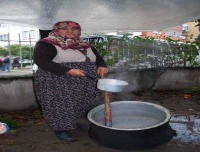 Emine Teyze 45 Yıldır Aşure Geleneğini Sürdürüyor