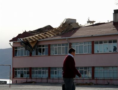 KADIR ÖZDEMIR - Sinop'ta Şiddetli Rüzgar Çatıları Uçurdu, Tekne Batırdı