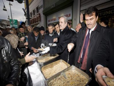 ORHANGAZI PARKı - Başkan Altepe Aşure Dağıttı
