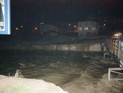 EROL RÜSTEMOĞLU - Rüzgar Ve Yağmur Karları Eritti, İlçe Sel Korkusuyla Geceyi Ayakta Geçirdi