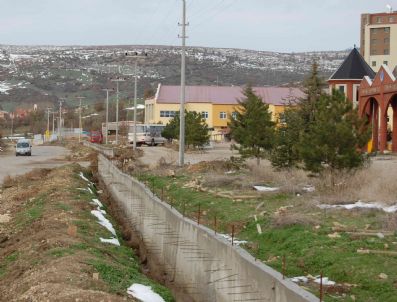 MEHMET KORKMAZ - Simav'da Fakülte Ve Myo'ya Hayırsever Katkısıyla Çevre Ve Emniyet Duvarı