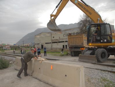 Hemzemin Geçide Taş Bariyerli Önlem