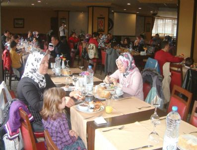 AVNI AKYOL - Minikler Anne Ve Babalarını Kahvaltıda Ağırladı