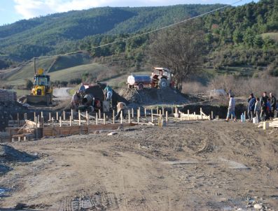Yağışlı Havalarda Geçit Vermeyen Dere Üzerine Köprü Yapılıyor