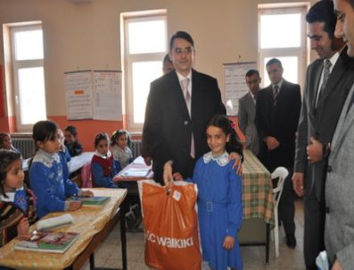 KEMAL ATASOY - Göle'de Öğrencilere Giyecek Yardımı