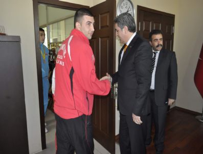 HALIL DEMIR - Milli Sporcular, Gençlik Ve Spor İl Müdürü Yahya Şahan'ı Ziyaret Etti
