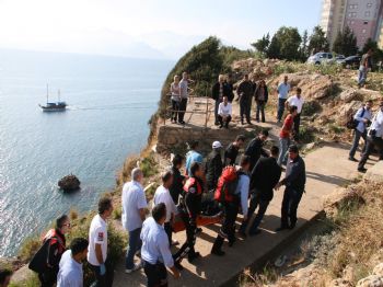 Balık tutarken falezlerden düştü