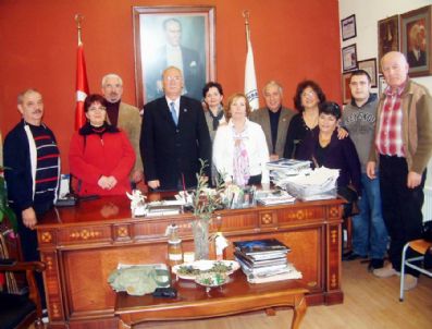 FIKRET AKOVA - Hayvanseverlere Başkan Desteği