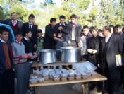 Öğrenciler Bin 500 Kişiye Aşure Dağıttı