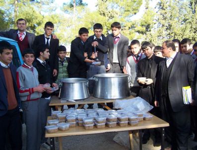 Öğrenciler Bin 500 Kişiye Aşure Dağıttı